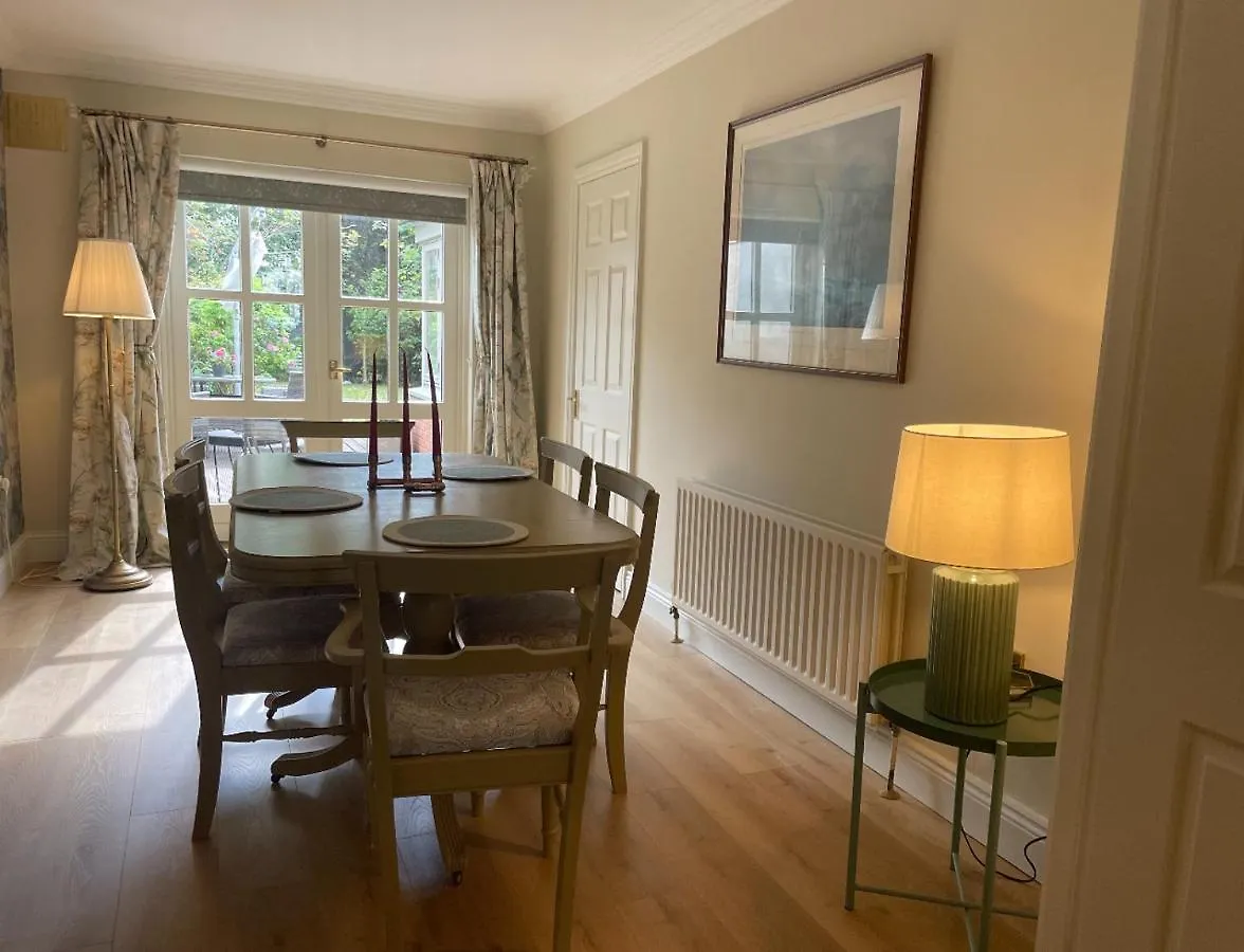 Fashionable Chic Townhouse In D4 Villa Dublin